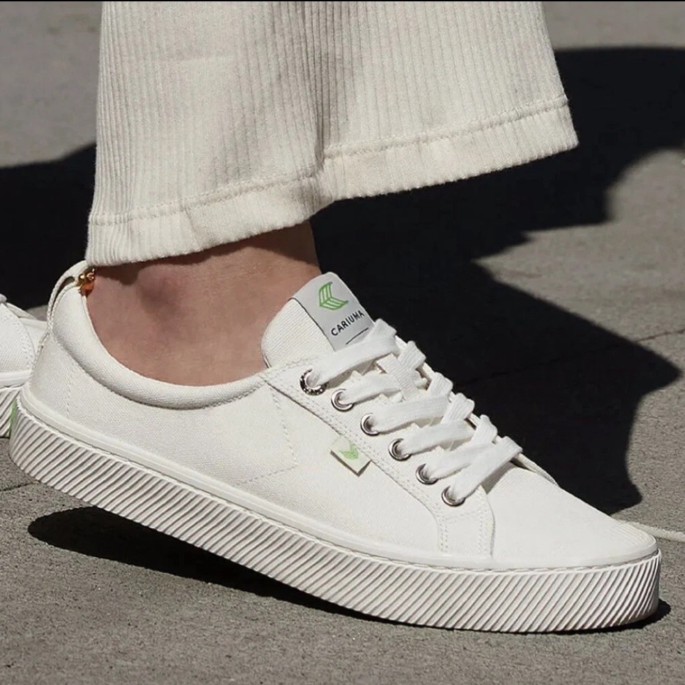 Cariuma OCA Low Sustainable Canvas Sneaker White Organic Cotton Size 8.5
